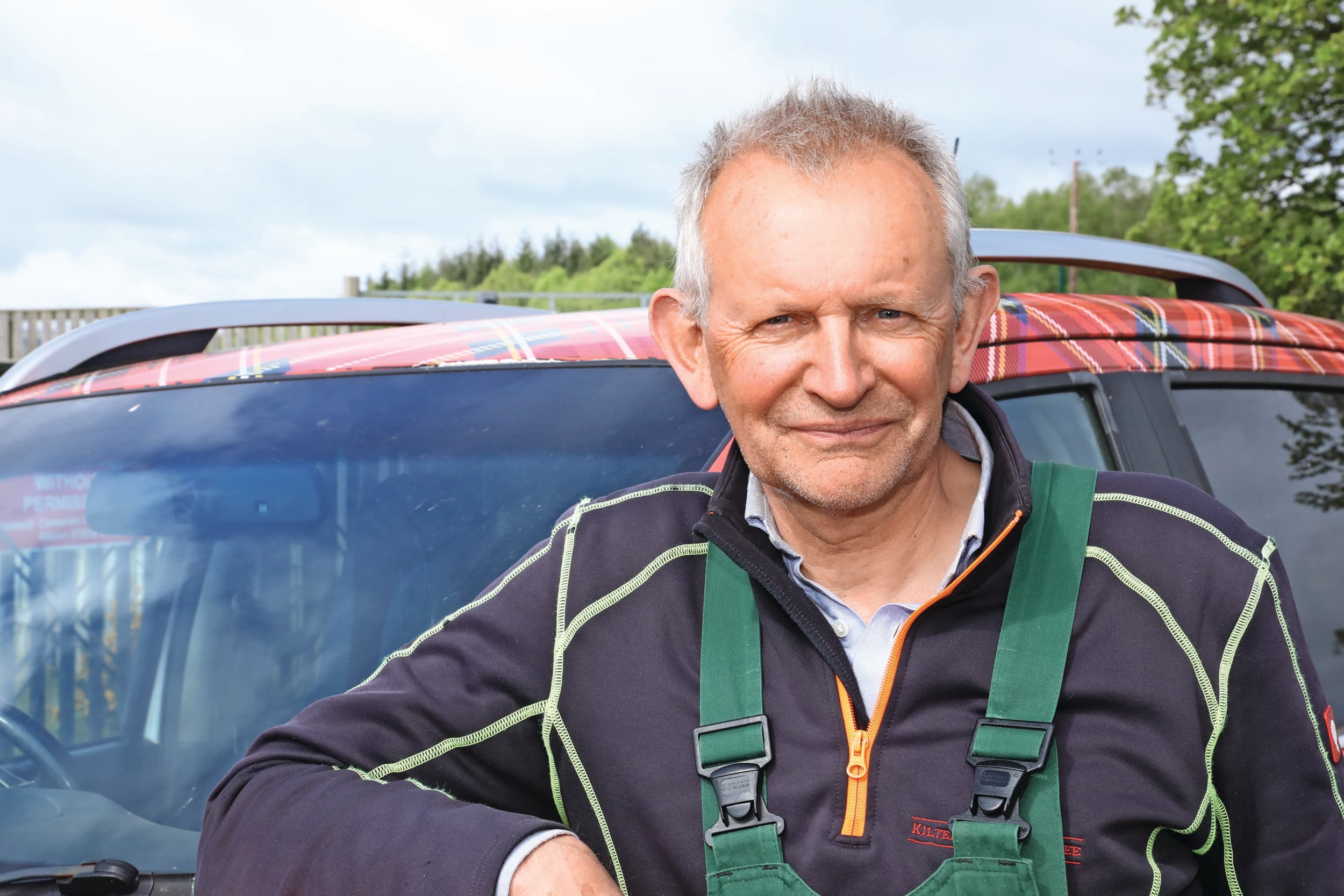 Jimmy (64) en Cameron (30, niet op de foto) Smith hebben drie poten onder hun bedrijf. Ze produceren kerstbomen in de Kilted Christmas Tree Company, houden vrije-uitloophennen in de Kilted Eggs Company en hebben een akkerbouwbedrijf. Ze zetten het rond met 12 medewerkers: 4 in de kerstbomen, 3 in de hennen, 3 in de akkerbouw en 2 op kantoor. Foto’s: Henk Riswick