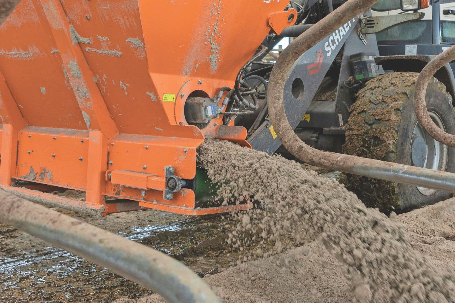 Zand in de boxen van de melkkoeien bevalt erg goed. Het vullen van de ligbedden gebeurt eens per 3 a 4 weken. Dat kost in de winter een middagje. Als de koeien in de wei zijn, en de stal is leeg, dan kan het binnen 2 uur. Foto: Mark Pasveer