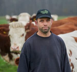 Pieter Teurlings (46) heeft met Sabine een melkveebedrijf met voornamelijk Montbéliardes. Ze zijn aangesloten bij de Duinboeren en coöperatie Duinmelk.