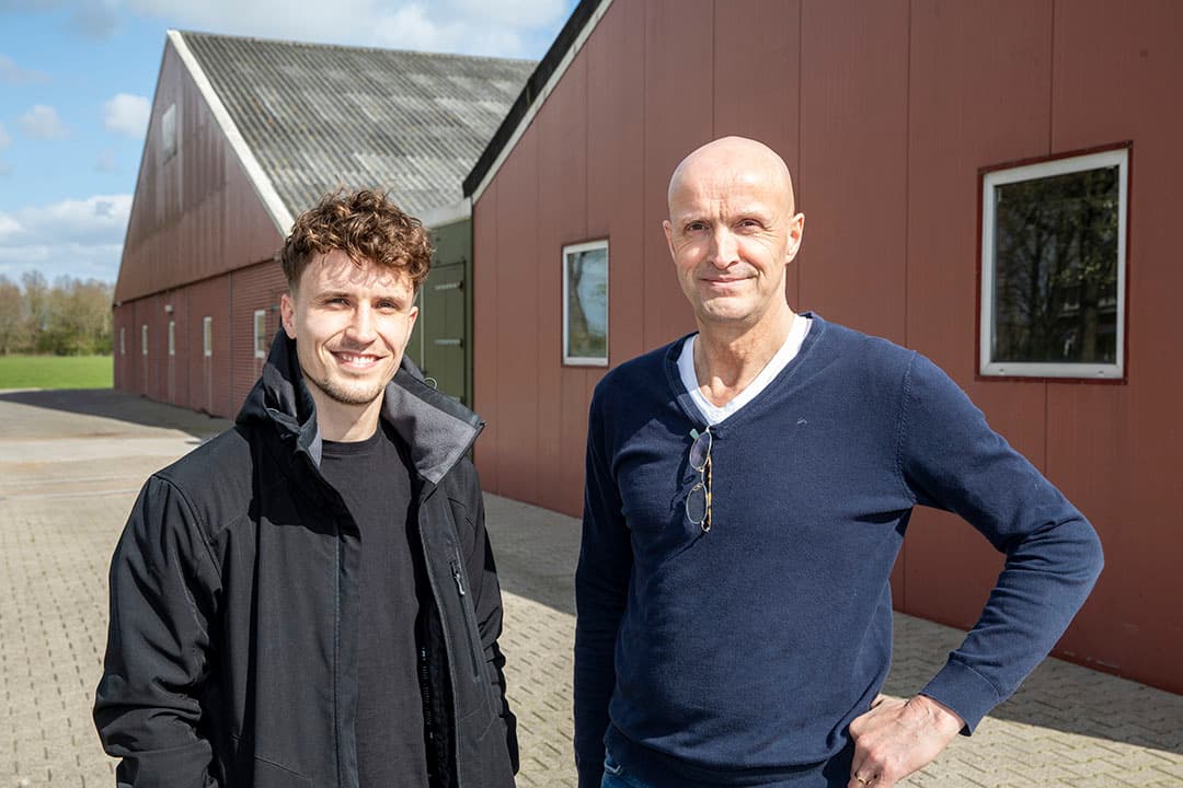 Jorno (25) en Marcel Broeders (59) van zeugenbedrijf Biggenflild in Bakkeveen. Ze produceren biggen voor de Duitse markt.