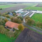 Links en rechts van de weg in het buurtschap Veenhuizen tussen Stadskanaal en Onstwedde ligt akkerbouw- en pluimveebedrijf Sterenborg.