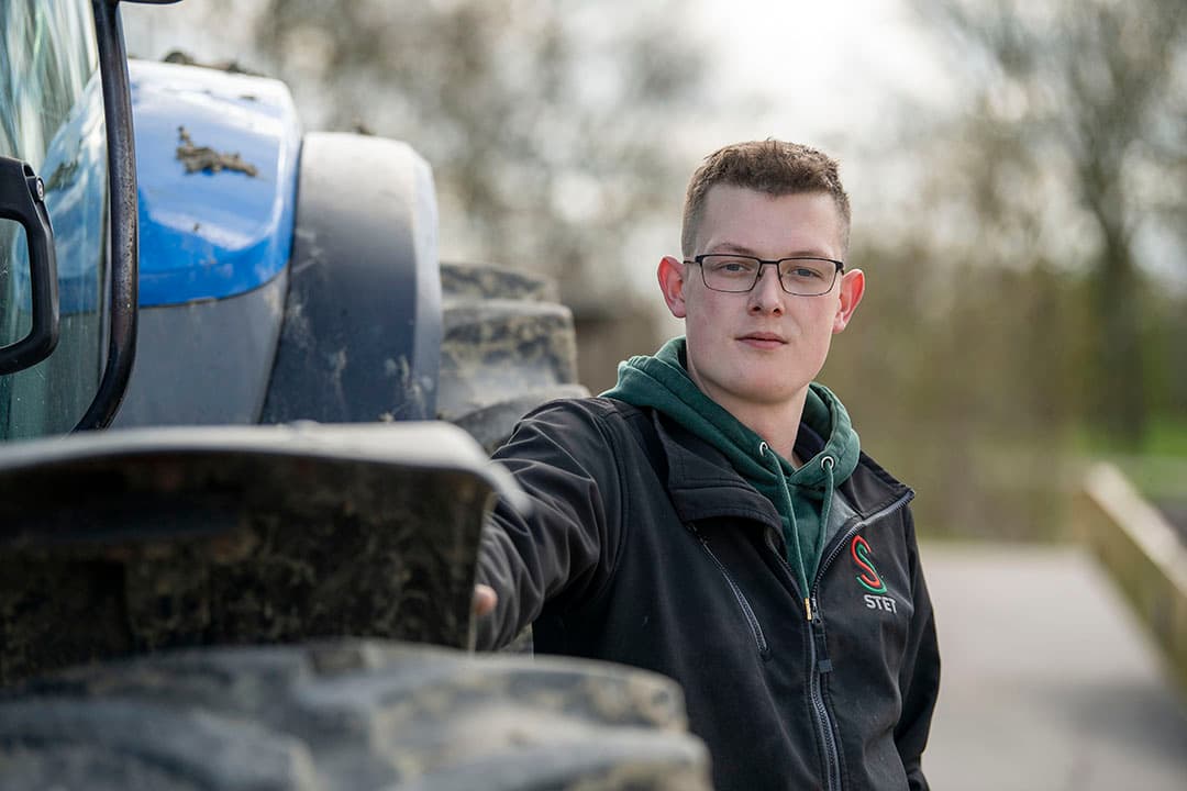 Marten van der Galiën (26) heeft samen met zijn ouders in maatschap een akkerbouwbedrijf met in totaal 50 hectare gewassen. Naast pootgoed is dat ook granen en uien. Hij beheert 6 hectare akkervogelland.