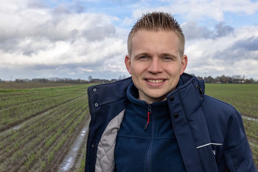 Mikey Akkermans werkt tevens bij Van Iperen, leverancier van de vloeibare meststoffen in de akkerbouw. De opkomst van fertigatie in de uien wordt ondersteund door onderzoek vanuit deze meststoffenleverancier.