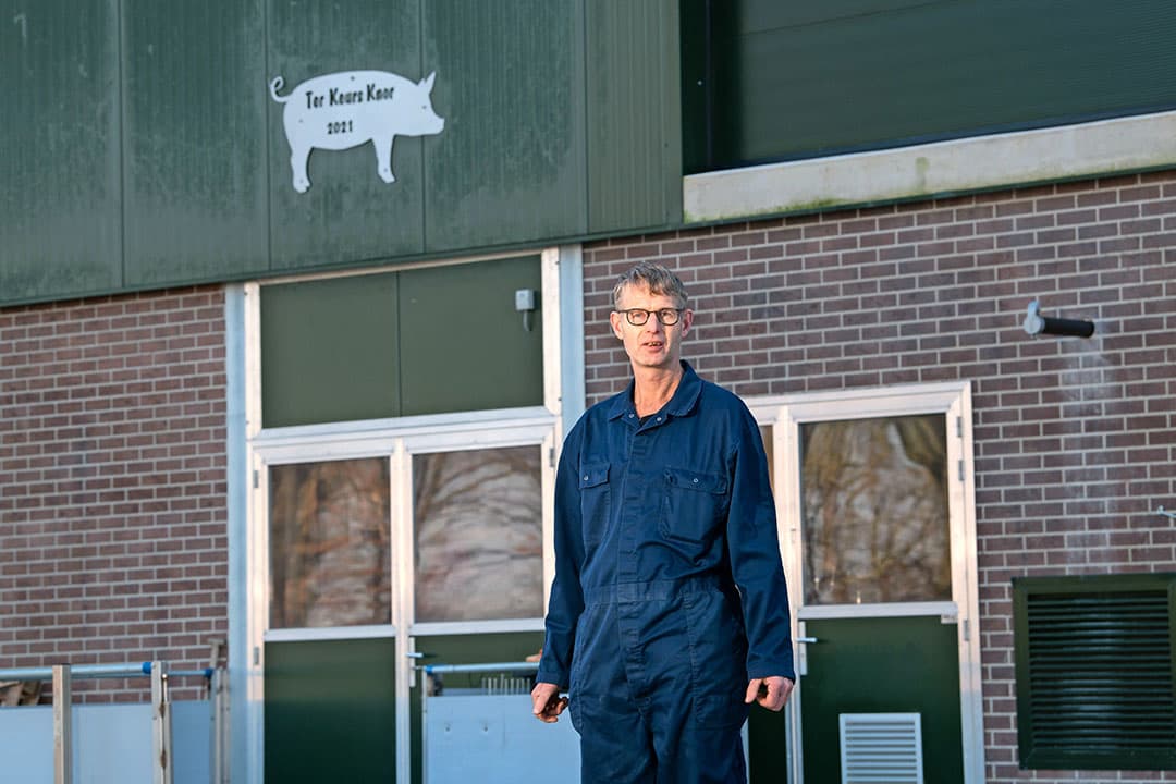 Gerrit ter Keurs (53) startte december 2021 op een nieuwe locatie een vleesvarkensbedrijf voor Beter Leven 1ster. Op de thuislocatie in Rijssen houdt hij samen met zijn broer 1.000 fokzeugen.