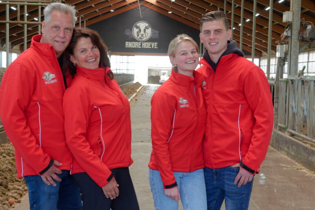 André (57), Jolanda (54), Paulien (24) en Stan (22) Schilder hebben 300 melkkoeien, 140 stuks jongvee en 155 hectare. De zorgboerderij is de tweede tak van het bedrijf dat daarnaast veel groepsactiviteiten biedt.
