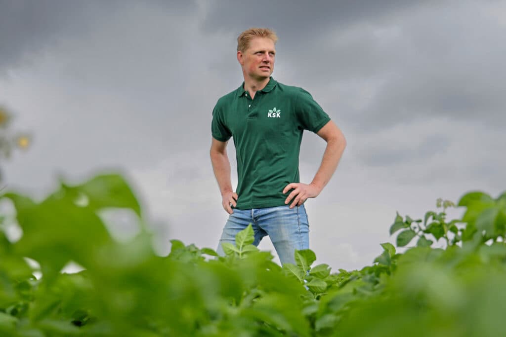 Frank Kielstra (41) is de vierde generatie van pioniers in de Wieringermeerpolder. Naast een groot akkerbouwbedrijf heeft hij een koelbedrijf, dat met moderne technieken is uitgebreid.