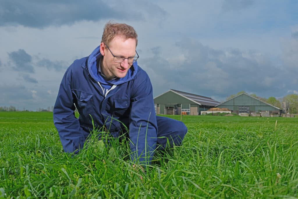 Thijs Neutel streeft naar een hoge N-efficiëntie in zijn ruwvoerteelt en voerbenutting. Bemesting van zijn grasland op maat ofwel alleen wanneer het gras de stikstof ook opneemt, helpt in verlaging van het N-bodemoverschot.