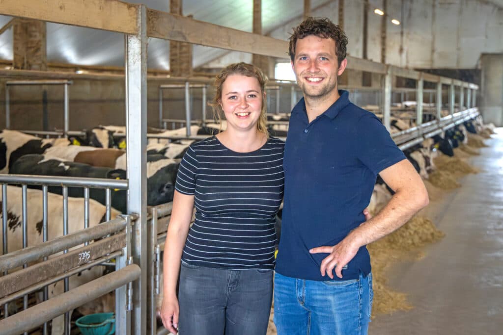 Chiel Herder (30) heeft met zijn vrouw Fenneke Huisman (30) een kalverhouderij met 700 plaatsen voor jongrosékalveren in Garderen (Gld.)