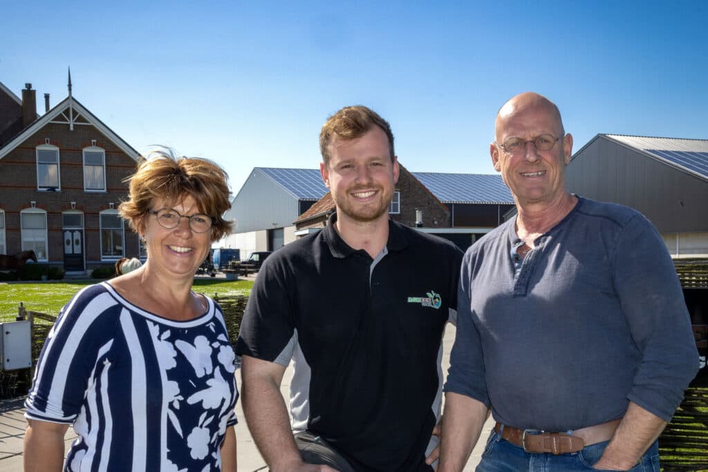 Moeder Ria (57), zoon Jac (25) en vader Cornelis (57) hebben een biologisch akkerbouwbedrijf in Herkingen (Z.-H.) Ze telen minimaal 7 gewassen, meest voor de biologische markt, maar ook een grasklavermengsel voor een biologische geitenmelker. – Foto’s: Peter Roek