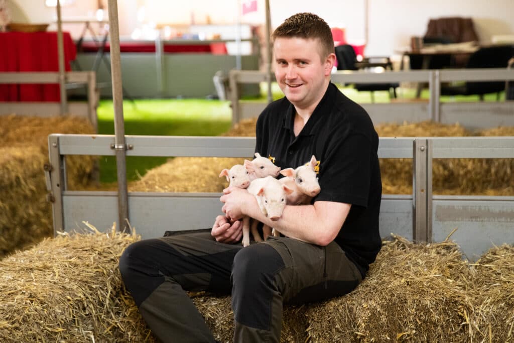 Bart Stegink (26) heeft net zijn hbo-opleiding Bedrijfskunde en Agrifoodbusiness afgerond aan de Aeres Hogeschool in Dronten. Hij nam het besluit om het ouderlijk bedrijf over te nemen en werkt nu volledig mee.