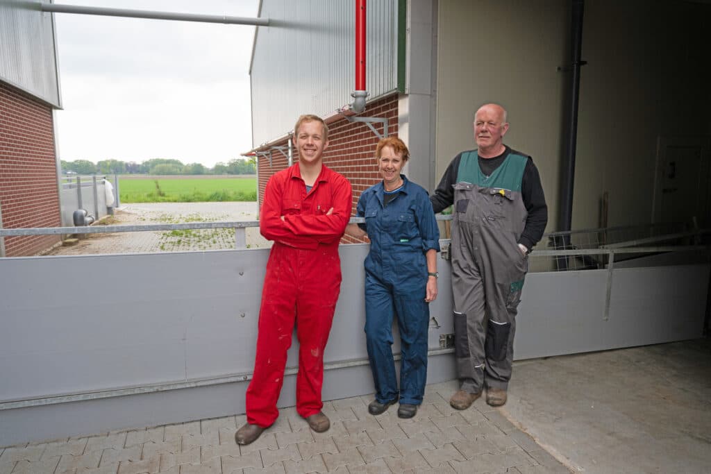 Varkenshouders Gerben (27), Gerhard (62) en Janny (59) Bom in Zwinderen (Dr.) houden in Zwinderen 430 zeugen en 4.000 vleesvarkens. Ze blijven duurzaam investeren in de varkenstak om toekomstgericht te kunnen produceren.