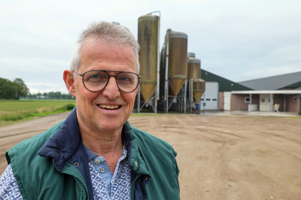 Tiny van den Berg (63) runt in Volkel (N.-Br.) een bedrijf met 5.200 vleesvarkensplaatsen, inclusief de biggenopfok. De biggen komen van het zeugenbedrijf dat zijn zoons runnen.