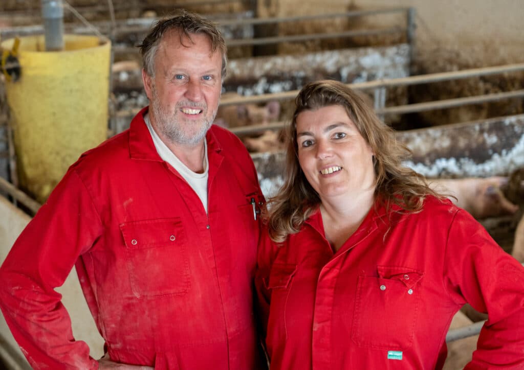 Wiljo Kraayenbrink(53) en Mirjam Elburg (45) hebben een varkensbedrijf in Aalten (Gld.) De ondernemers kijken niet te ver vooruit, maar willen stap voor stap de resultaten op het varkensbedrijf verbeteren. Foto: Jan Willem Schouten
