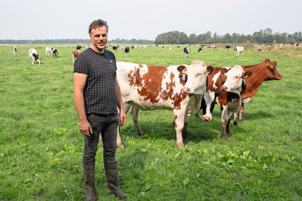 Paul van de Ven (43) heeft samen met zijn vrouw Sanne (44) een melkveebedrijf. Paul en Sanne doen samen het werk en hebben er losse hulp bij. Er zijn drie melkrobots van DeLaval. De biologische melk gaat naar CZ Rouveen. Foto: Hans Banus