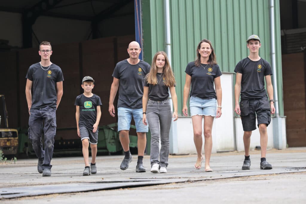 De familie Stroo, van links naar rechts: Coen, Melle, Jandavid, Nienke, Anita en Wout. Iedereen werkt mee op de boerderij, al naar gelang hun talenten en interesses. Aan de keukentafel zijn er levendige gesprekken over de bedrijfsvoering. De visie van Jandavid is doorslaggevend, hij houdt het overzicht. – Foto: Marcel Rob
