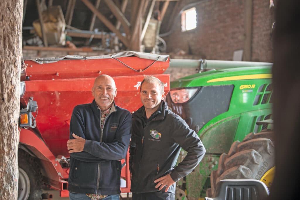Derk Bosscher (65) en zijn zoon Tom (33) hebben een akkerbouwbedrijf met 135 hectare grond. Tom is ook eigenaar van Bosscher Precision Farming, waarmee hij ondersteuning en diensten levert aan boeren in precisielandbouw. – Foto: Mark Pasveer 