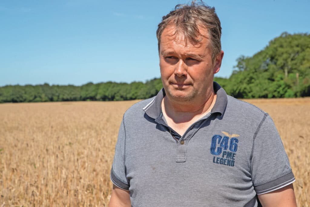 Jan Beijering (55) heeft een eenmansbedrijf. Hij bewerkt op zijn akkerbouwbedrijf in Nijlande (Dr.) 170 hectare grond met een veenkoloniaal bouwplan. Er zijn neveninkomsten uit een caravanstalling in de voormalige koeienstal. – Foto’s: Hans Banus