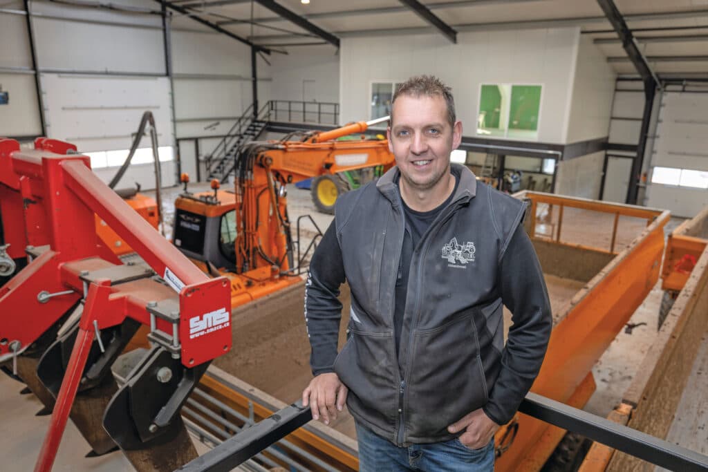 Peter van der Poel (39) heeft een akkerbouw- en loonbedrijf in Abbenbroek (Z.-H.) Hij heeft eigen percelen en bewerkt grond in deelbouw.