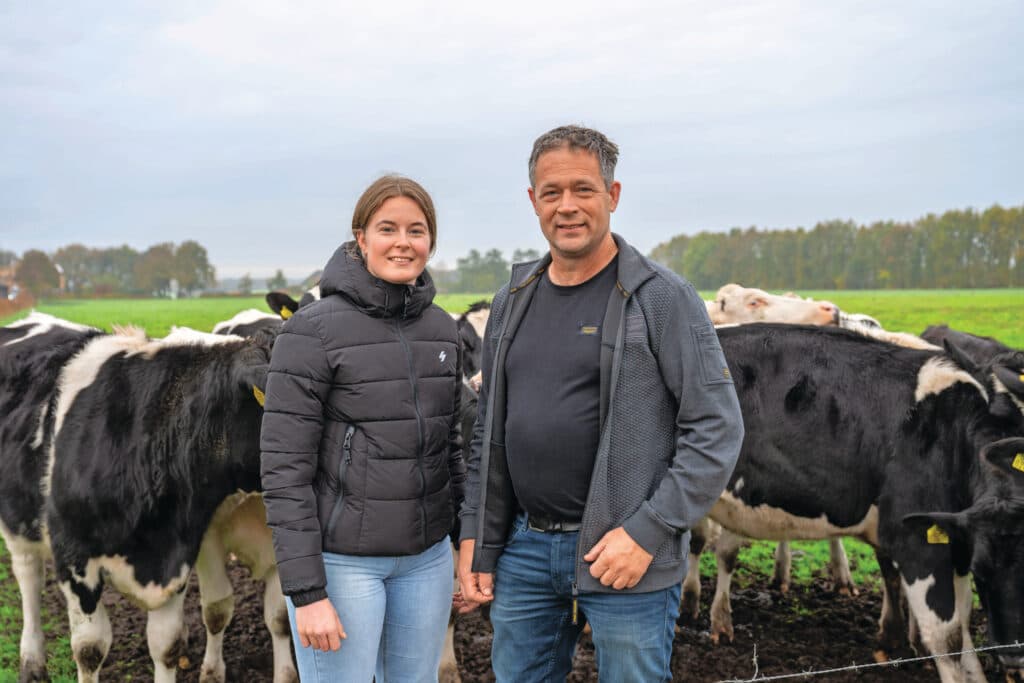 Hans Vetketel (55) heeft een melkveebedrijf in Koekange. Hij is deelnemer aan de projecten Groeien naar morgen en Pionieren met regeneratieve landbouw. Dochter Mayke (24) wil hem in het melkveebedrijf opvolgen.