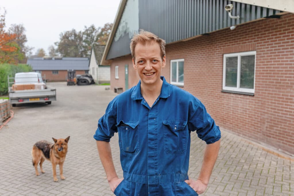 Mike van Eijden (34) werkt voor een varkensbedrijf als locatiemanager bij het bedrijf van Arjan van de Geer. Vanuit die hoedanigheid is hij verantwoordelijk voor de technische resultaten en onderhoudt de contacten. Foto: Herbert Wiggerman