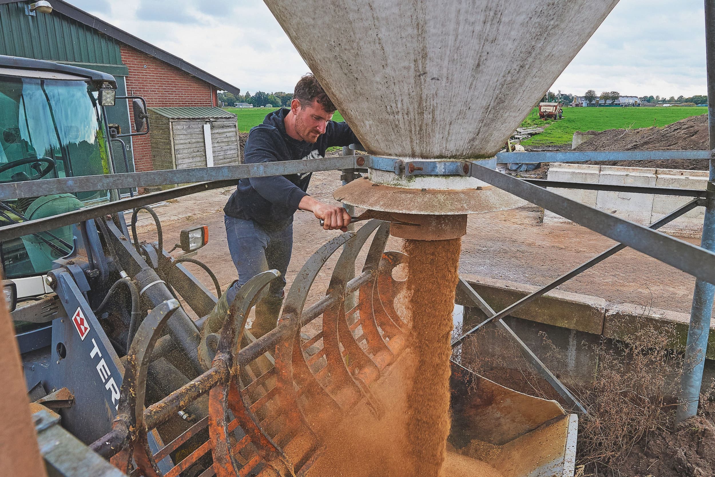 Freek Vermeulen gebruikt grondstoffen, maatmeel en krachtvoer als aanvulling op het ruwvoer. Hier lost hij raapschroot uit de kunstmestsilo. Hiervan voert hij 1,5 – 2 kilo per koe per dag. Foto’s: Van Assendelft