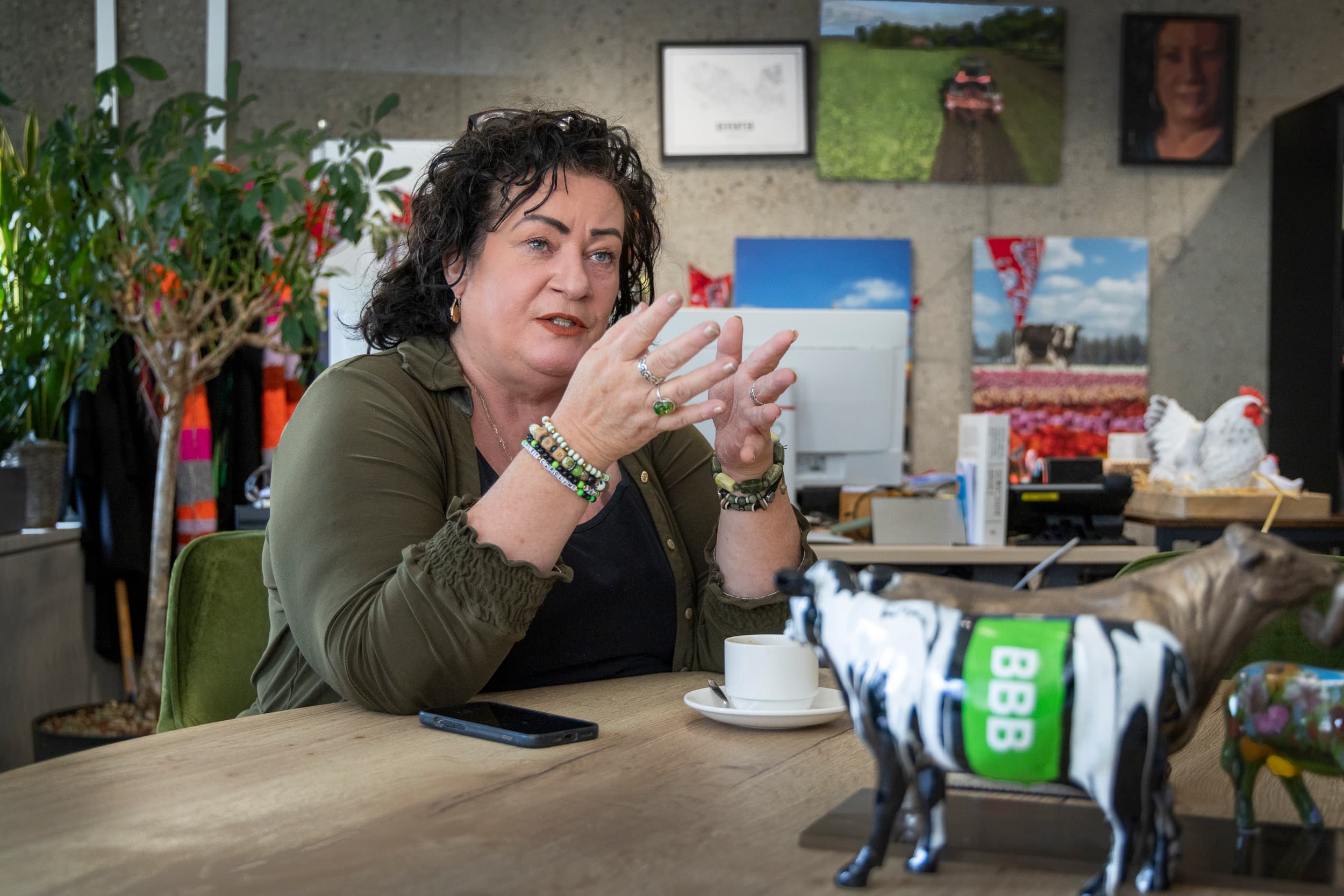 BBB heeft bijna een jaar in het inmiddels demissionaire kabinet-Schoof gezeten. Fractievoorzitter Caroline van der Plas vindt dat BBB op landbouw de boer zicht op langjarige zekerheid heeft gebracht. “Regels worden niet meer tijdens de wedstrijd veranderd zoals in het vorige kabinet”, vindt ze. Foto’s: Koos Groenewold