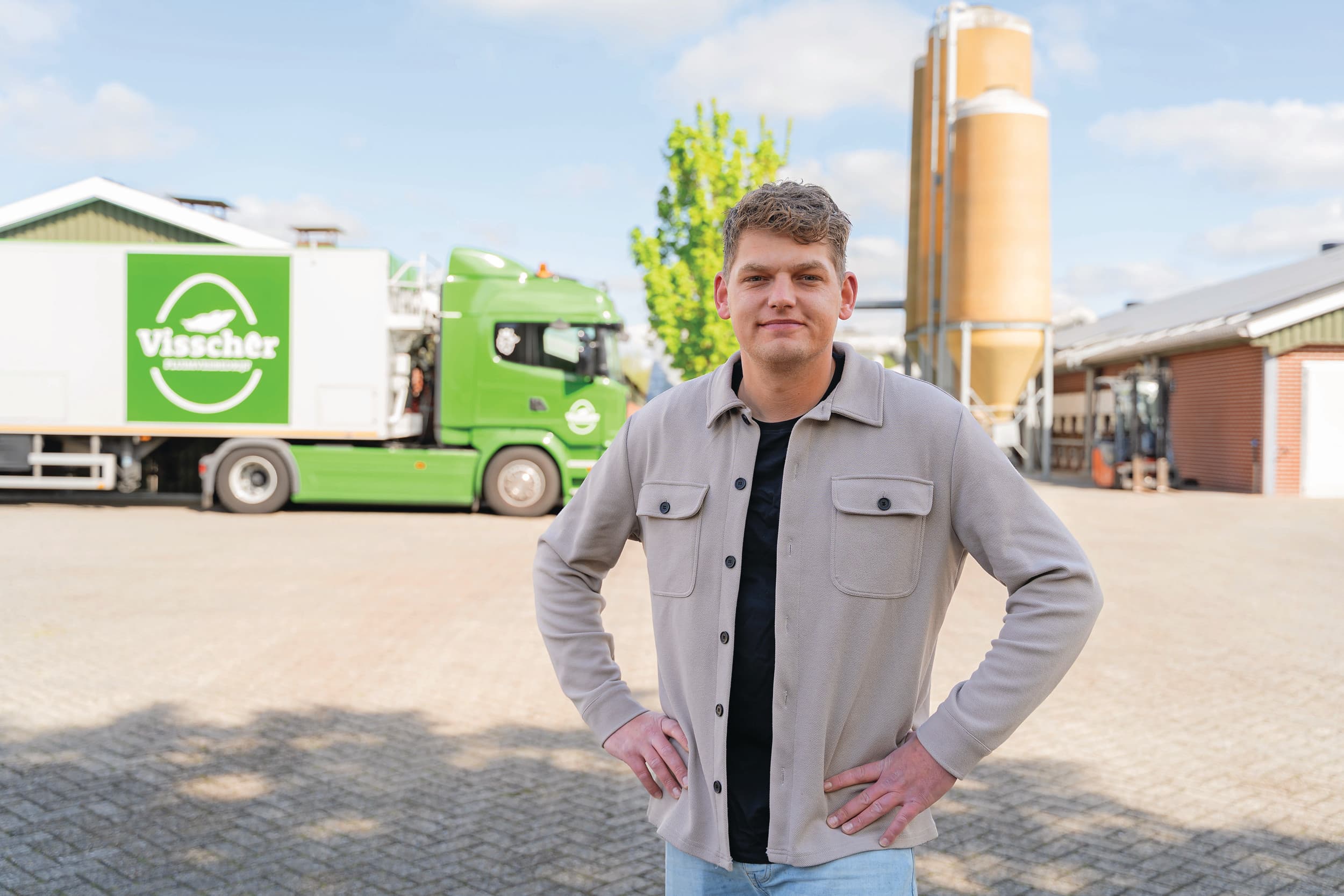 Alrik Visscher (30) heeft samen met zijn ouders Erwin en Anja een legpluimveebedrijf in het Overijsselse Dalfsen. Sinds 2000 houden ze overwegend witte hennen op het bedrijf. Ze werken met drie leeftijden hennen. Foto’s: Andrea van Schaik