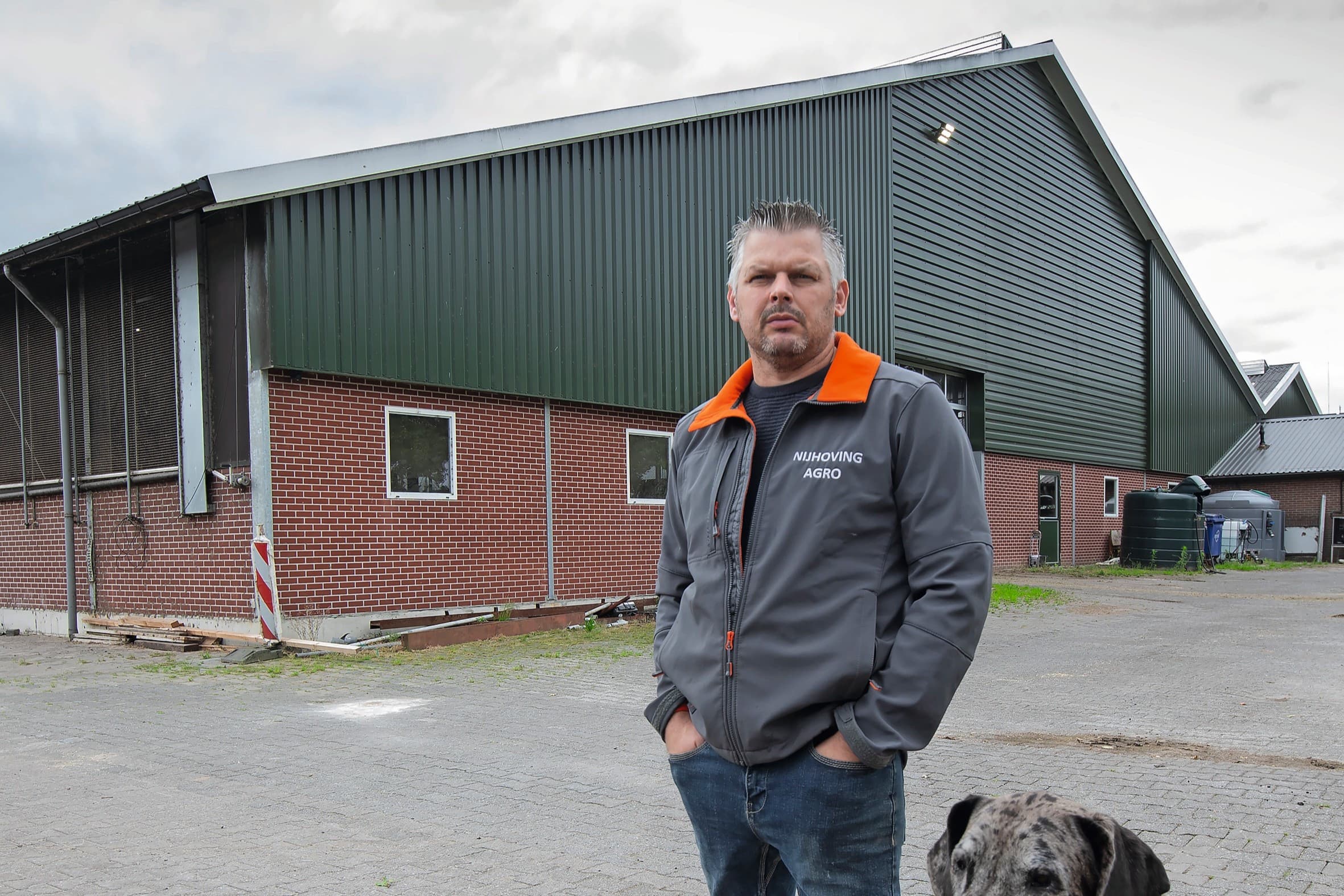 Herbert Nijhoving voor de stal die hij na de brand in 2019 weer heeft opgebouwd. Financieel, maar vooral ook immaterieel leverde de brand grote verliezen op. Foto’s: Hans Banus