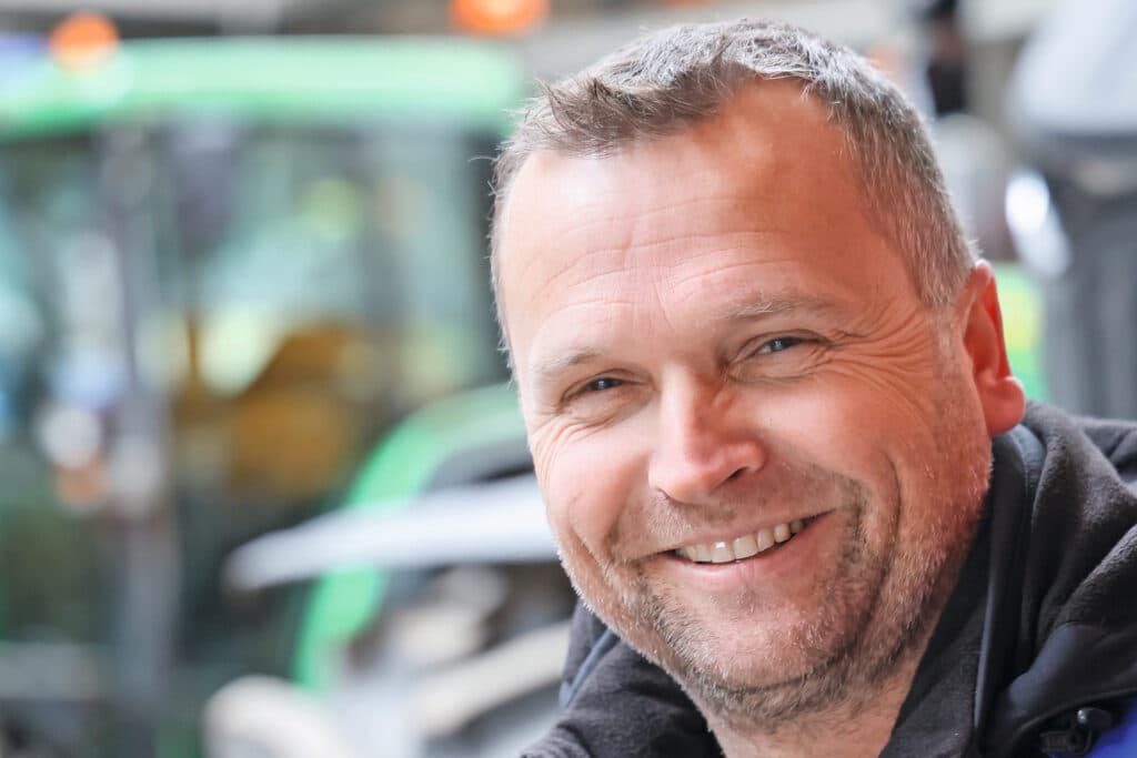 Pim Sturm (48) heeft een loon- en akkerbouwbedrijf in het Noord-Hollandse Wieringerwerf. Het loonbedrijf runt hij met zijn partner Cindy Jacobs en het akkerbouwbedrijf heeft hij samen met zijn twee broers. Zij zijn de derde generatie Sturm aan het roer van het akkerbouwbedrijf. Foto: Marcel Rob