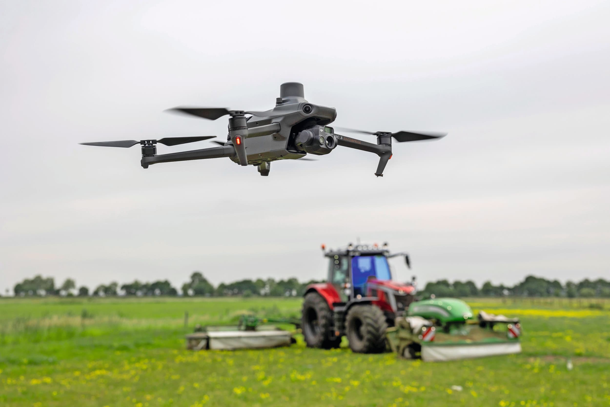 Met een drone zijn nesten of reekalveren veel sneller te vinden dan met (steeds lastiger te vinden) vrijwilligers op de grond. Naast warmtecamera’s die alleen bruikbaar zijn in de ochtend, als de omgeving kouder is, zijn tegenwoordig ook RGB-camera’s een alternatief. Foto: Herbert Wiggerman