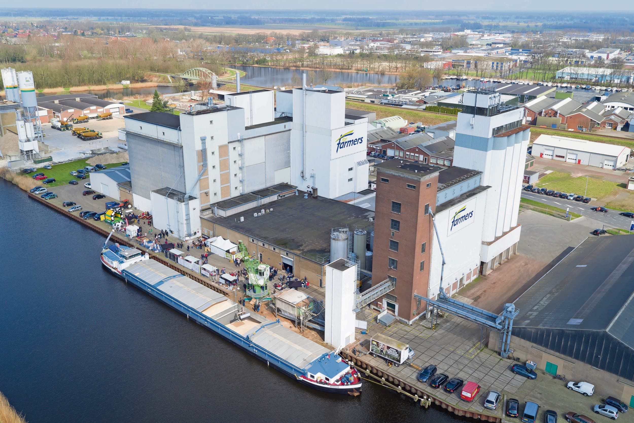 Voerfabriek ForFarmers. Nederlandse voerfabrieken produceren dit jaar naar verwachting van Fefac 10% minder mengvoer. De trend is al jaren dalend. Foto: Michel Velderman