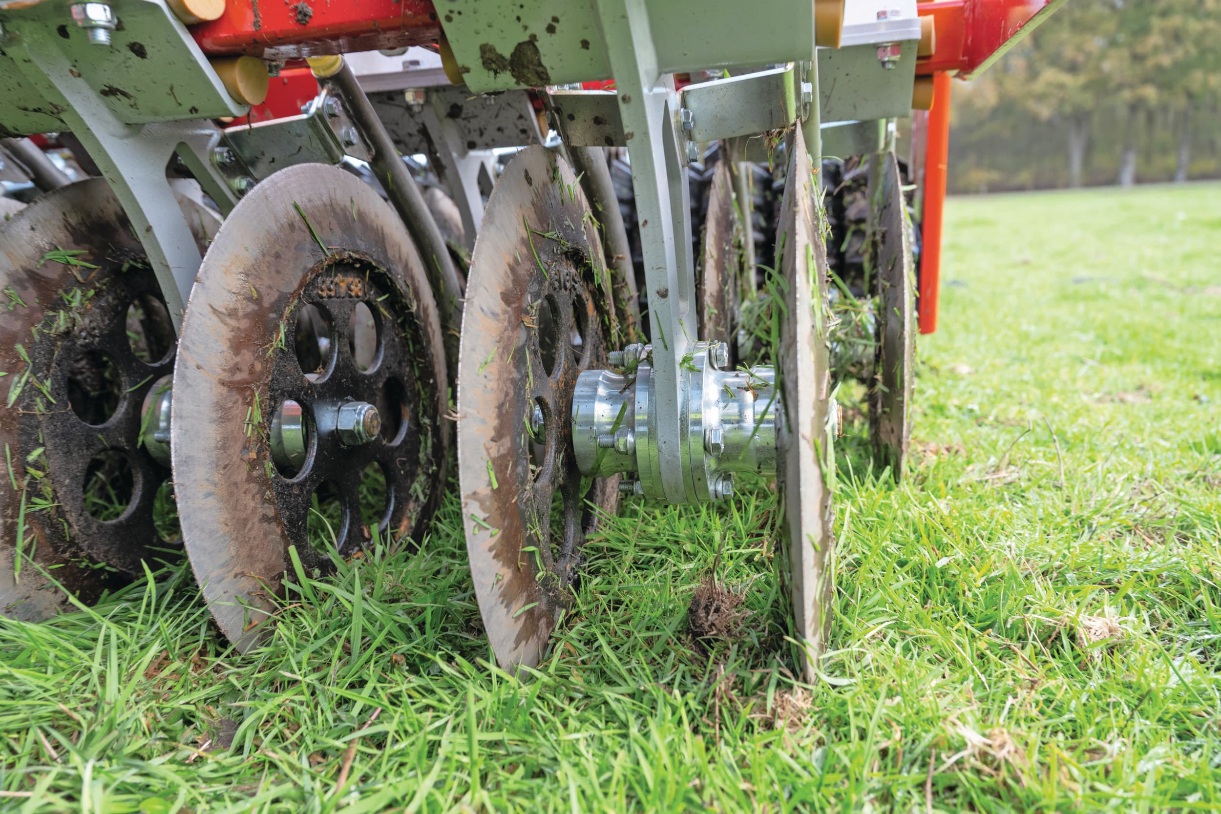 De vraag naar doorzaaimachines nam afgelopen jaren toe mede vanwege de Europese GLB-regeling, maar inmiddels is de verkoop redelijk stabiel. Opkomende trend is om naast doorzaaien van graszaad ook klaver of kruiden in de grasmat te brengen. Foto: Evers Agro
