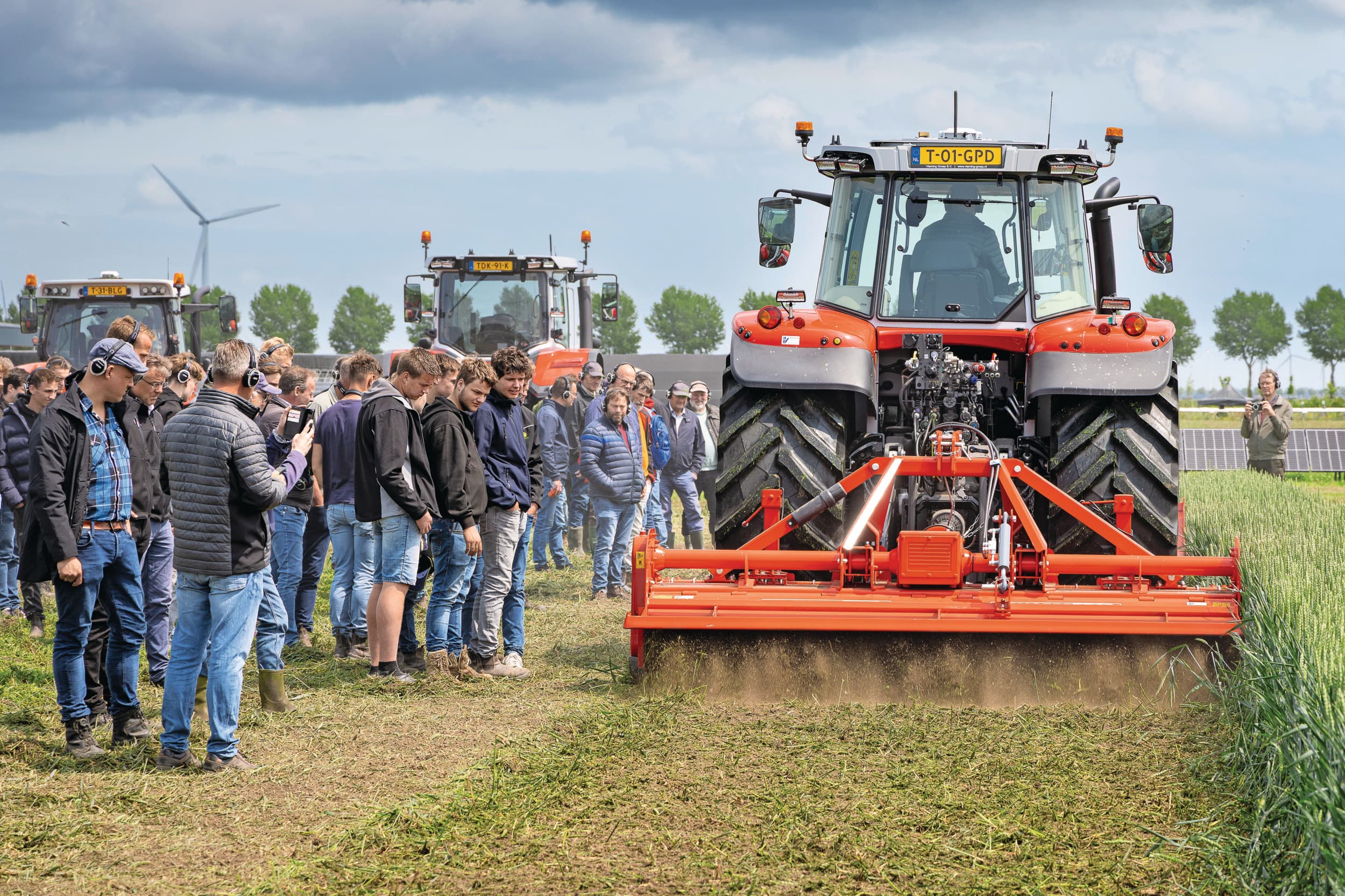 Bij de demo’s met machines voor stoppelbewerking en het verkleinen van groenbemesters en vanggewassen was vooral aandacht voor machines die ondiep werken en dan met name voor biomulch-machines. Luisteren, kijken en het resultaat beoordelen. Foto: Koos Groenewold