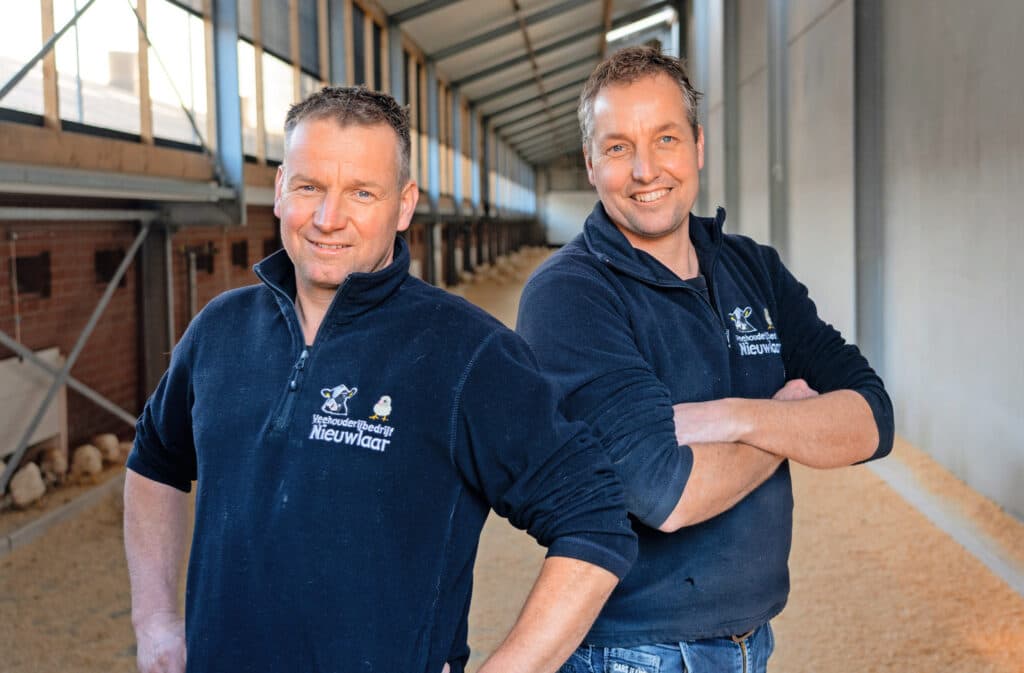 De broers René (48) en Eric (44) Nieuwlaar hebben een gemengd bedrijf. De ondernemers hebben een houtkachel in gebruik en produceren zonne-energie. Ze willen toewerken naar een energieneutraal bedrijf.