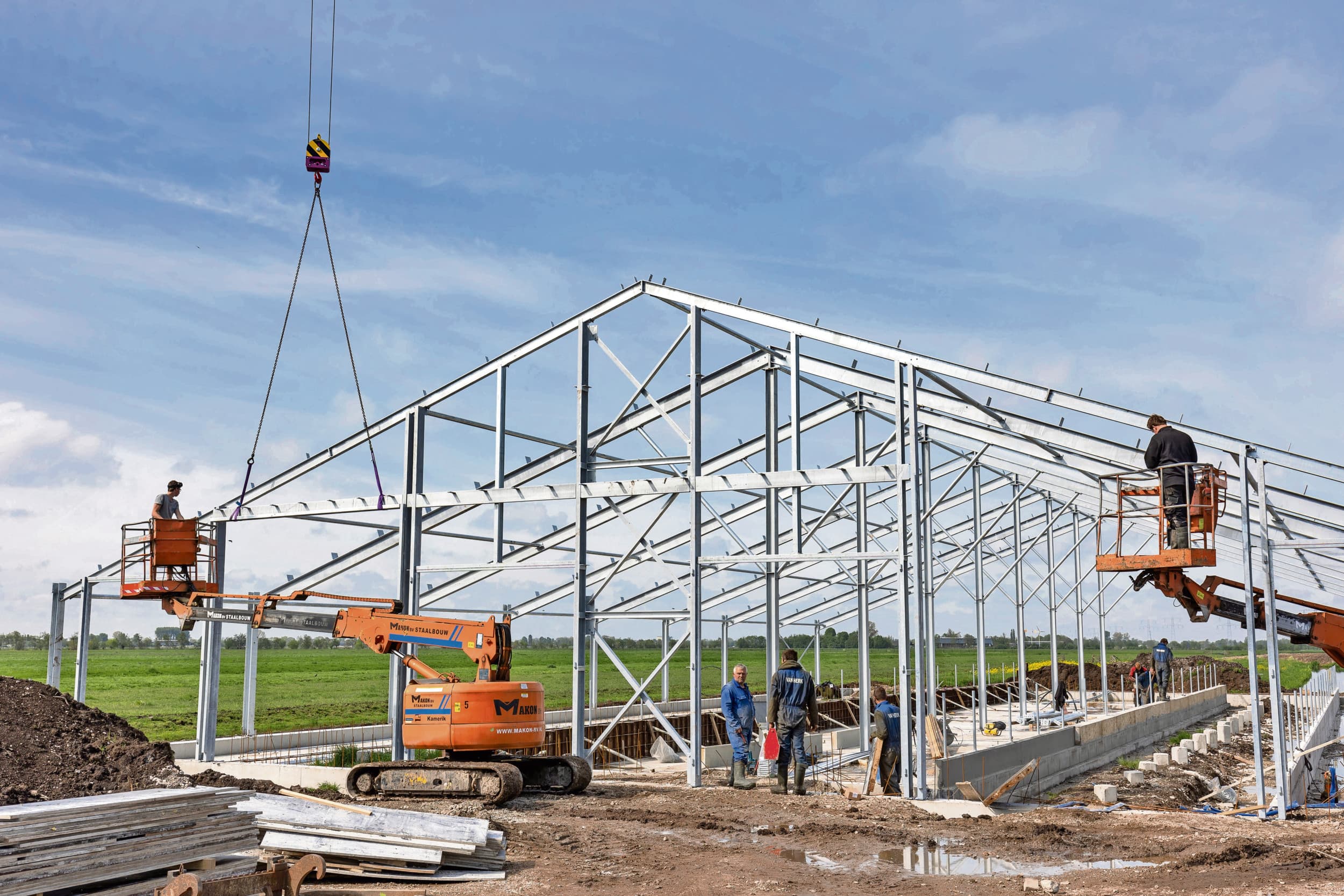 Bouw van een nieuwe geitenstal. Foto ter illustratie. De uitspraak van de Raad van State zal niet of nauwelijks van invloed zijn op vergunningverlening in andere gevallen. Foto: Herbert Wiggerman