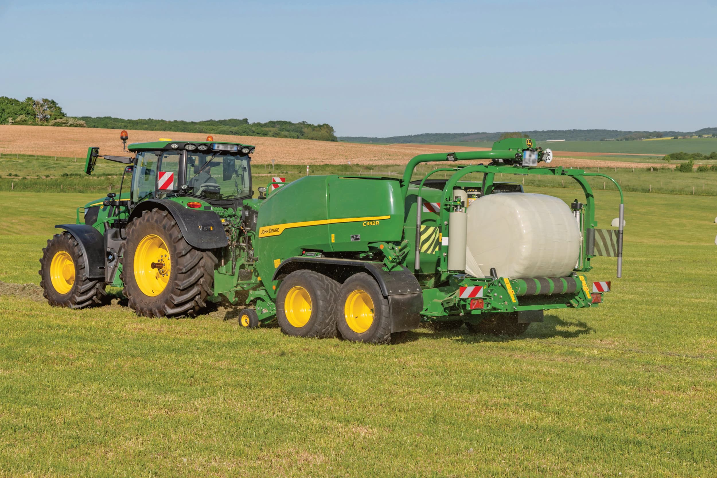 John Deere presenteert een nieuwe generatie rondebalenpersen. Het volledige pakket aan persen, zowel de vaste- als variabele kamerpersen evenals de perswikkelcombinaties hebben een update gekregen. – Foto: John Deere
