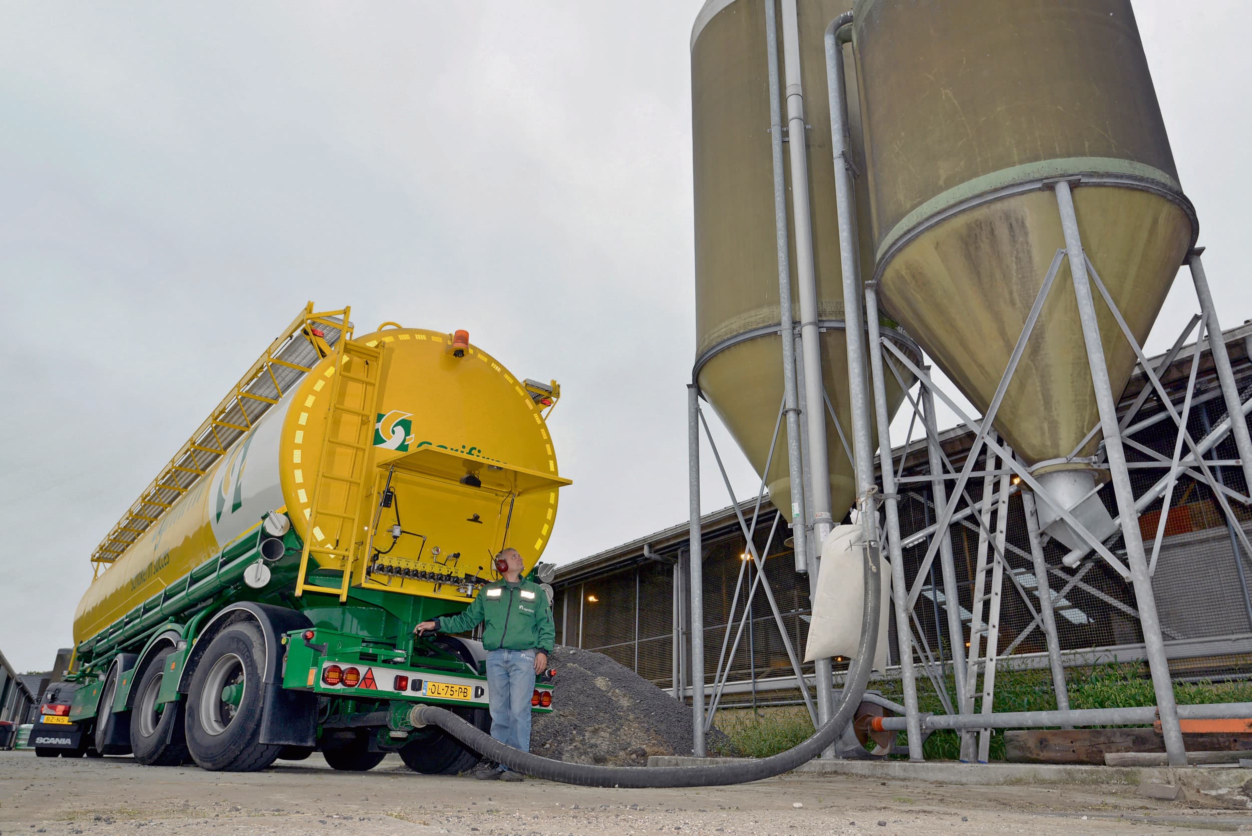 Levering van voer door Agrifirm. UBM is een van de grootste agrarische concerns in Hongarije en houdt zich bezig met gewashandel, mengvoerproductie en levering van voederingrediënten. Foto: Marten Sandburg