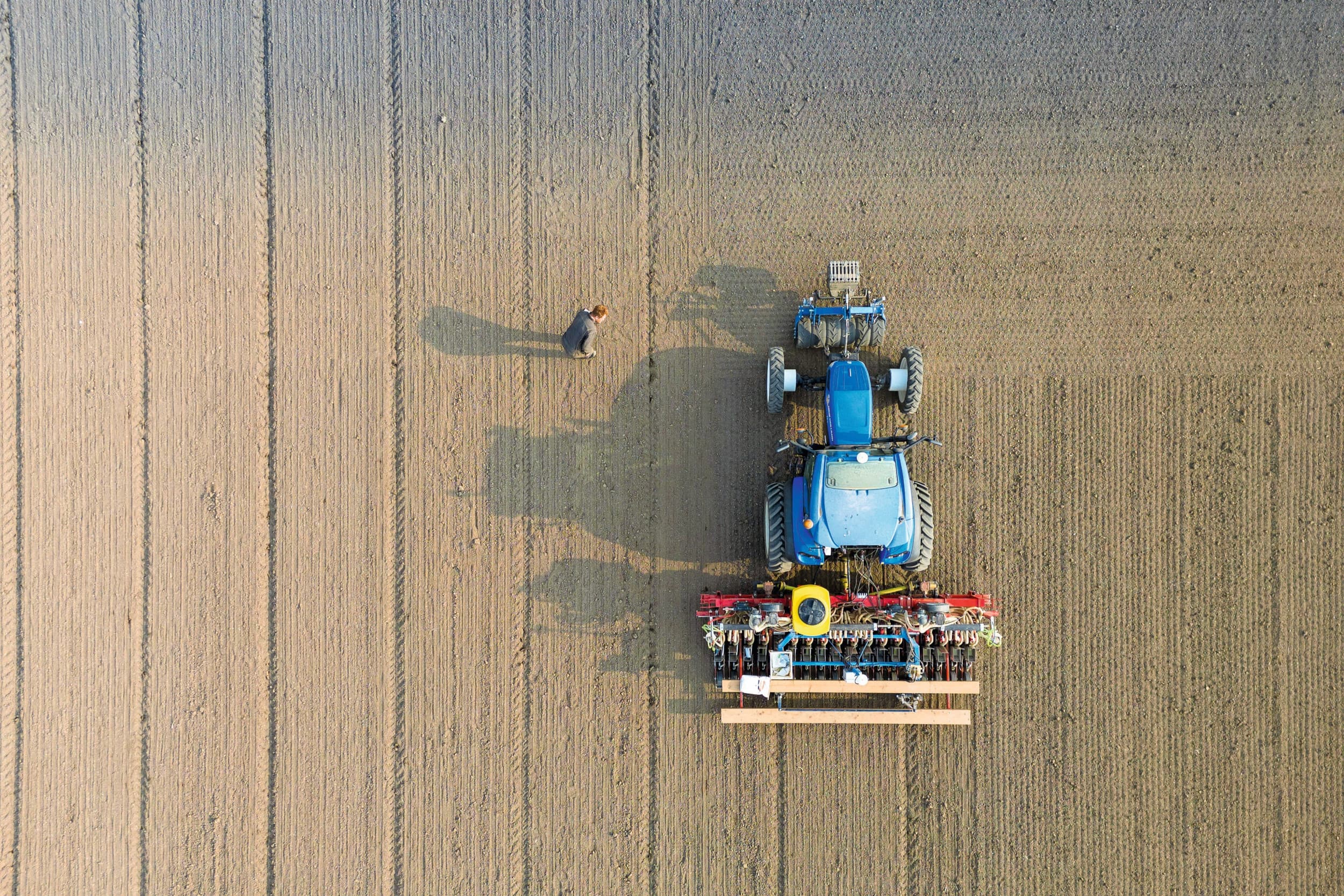 De vrije markt drijft de grondprijs op tot gemiddeld bijna €100.000 per hectare en hier in Flevoland meer dan €180.000. Grondbanken, grondcoöperaties, erfpachtconstructies, alternatieve financieringsvormen: allemaal pogingen om het financierbaar te houden. Foto: Mark Pasveer