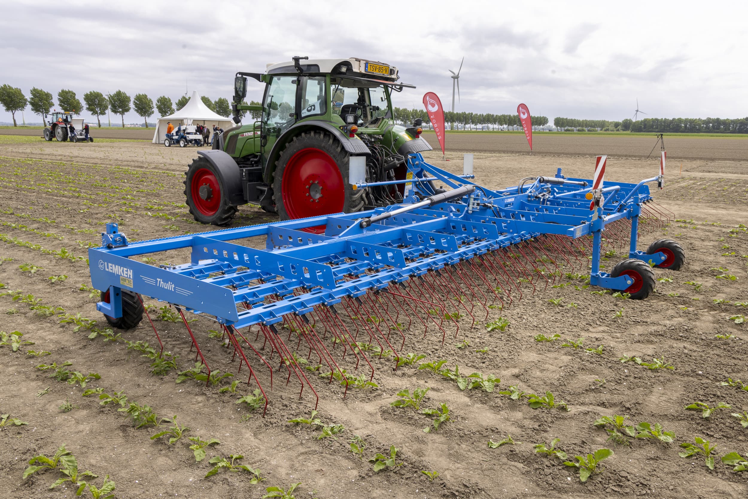 De Lemken Thulit MF/900-wiedeg met een werkbreedte van 9 meter vorige week in actie op Akkerbouwdag 2025 in Lelystad (Fl.). Daar vertelde de Duitse machinefabrikant dat hij bezig is met de ontwikkeling van een 15 meter brede versie. – Foto: Koos Groenewold