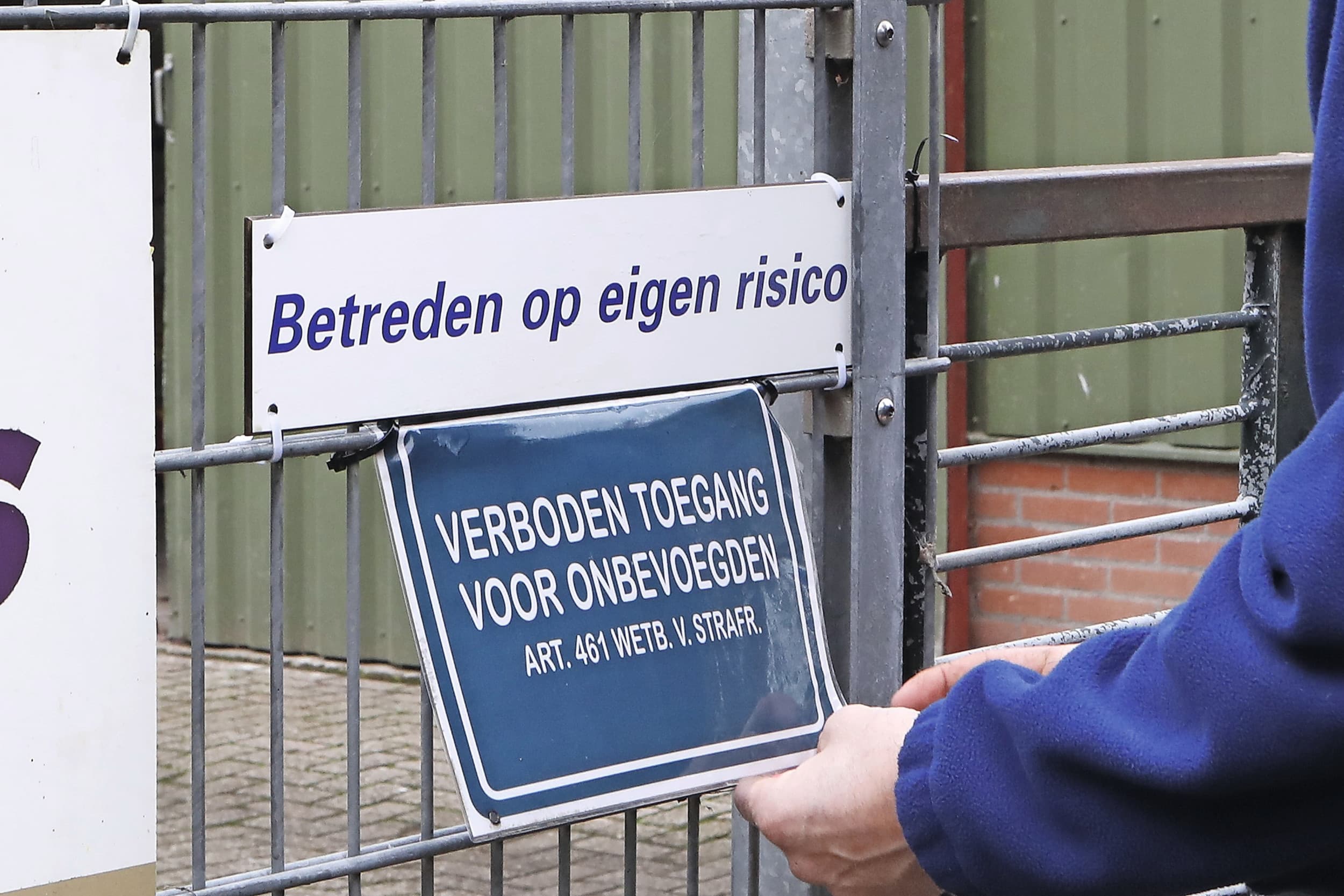 Een bordje met ‘Verboden Toegang’ is een van de preventiemaatregelen tegen ongenodigde gasten. Toevoeging: betreden kan gevaar opleveren voor dierenwelzijn en volksgezondheid. Foto Ronald Hissink