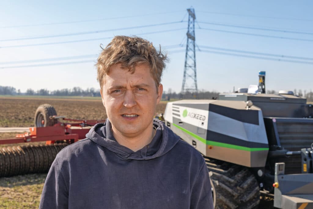 Marijn Vermuë (31) heeft met zijn vader Adri (64) een akkerbouwbedrijf met vestigingen in Werkendam en 50 kilometer verderop in Dreumel. Het bedrijf beproeft dit jaar de Agbot T2-robot.