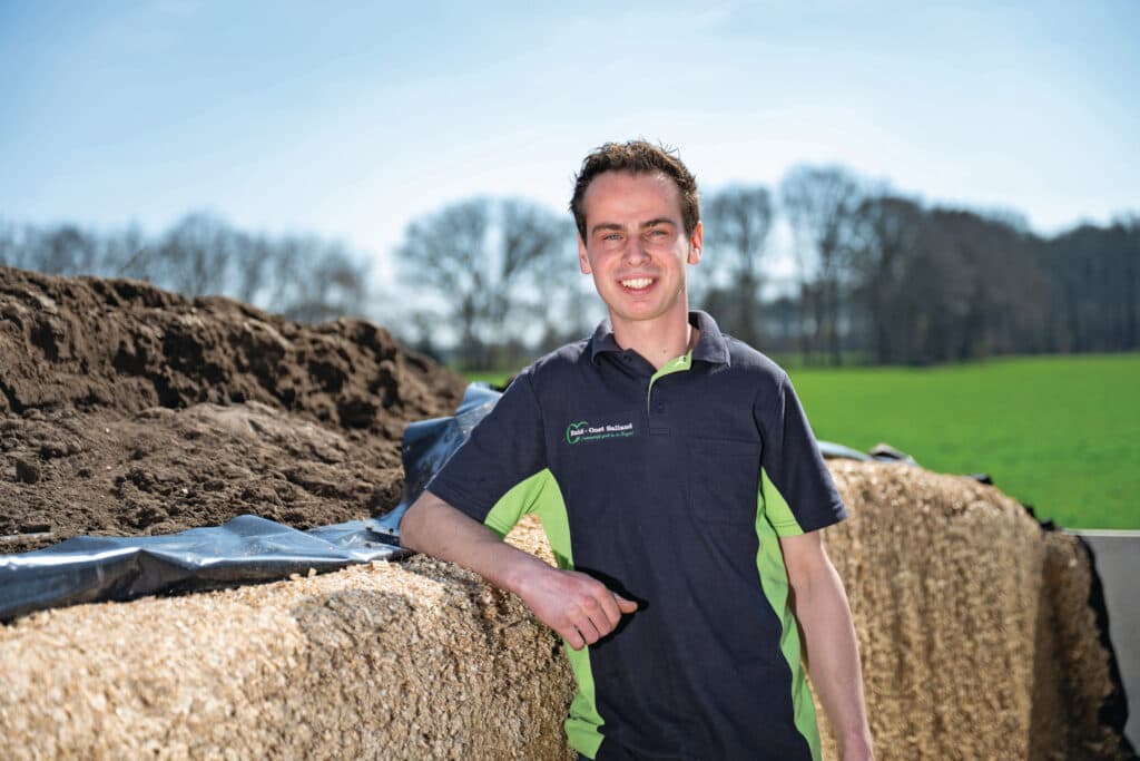 Jelle Besten (27) zit met zijn vader Peter en moeder Ida in maatschap in het melkveebedrijf. Daarnaast werkt hij vier dagen per week bij de productie en transport voor een mengvoerbedrijf.