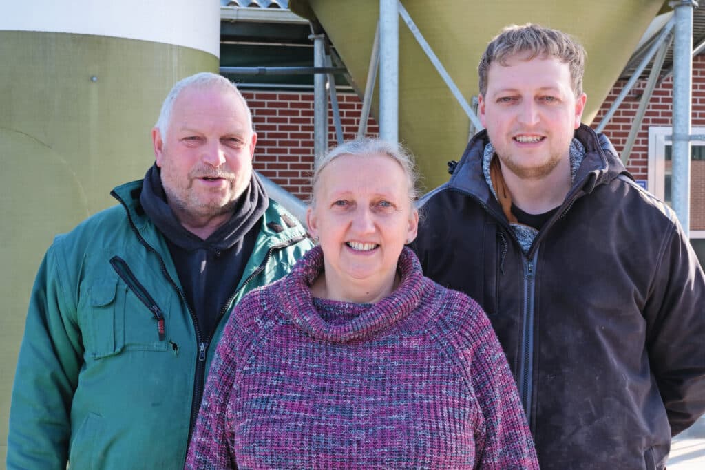 Willem (61), Klaaske (60) en Berend-Jan (29) Lalkens runnen in Woltersum een leghennenbedrijf met 55.000 vrije-uitloopkippen. Bij het bedrijf hoort in totaal 55 ha, waarvan 35 ha eigendom. Foto: Jan-Willem van Vliet