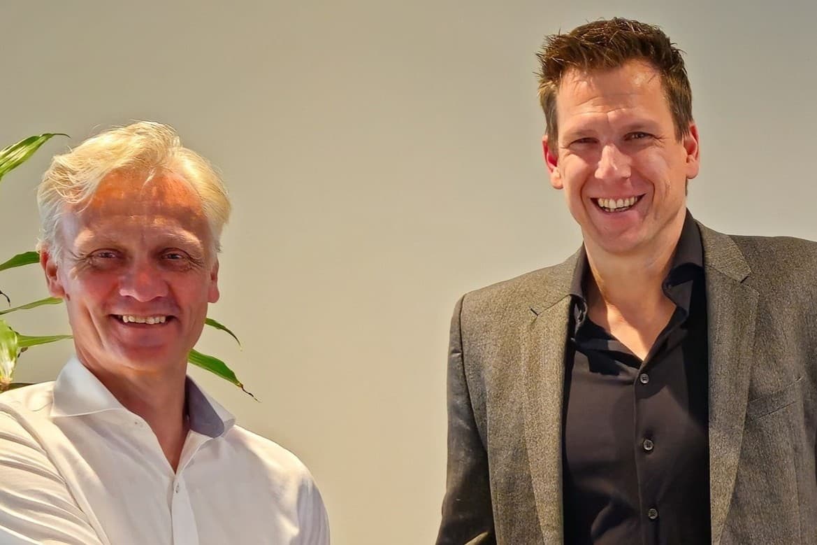 Grassa en Slootsmid werken samen aan de bouw van een innovatieve persinstallatie om eiwit uit gras te halen. Harald van Santen (links), COO van Grassa, schudt de hand van André Ebbekink, directeur van Slootsmid om de samenwerking te bekrachtigen. – Foto: Slootsmid
