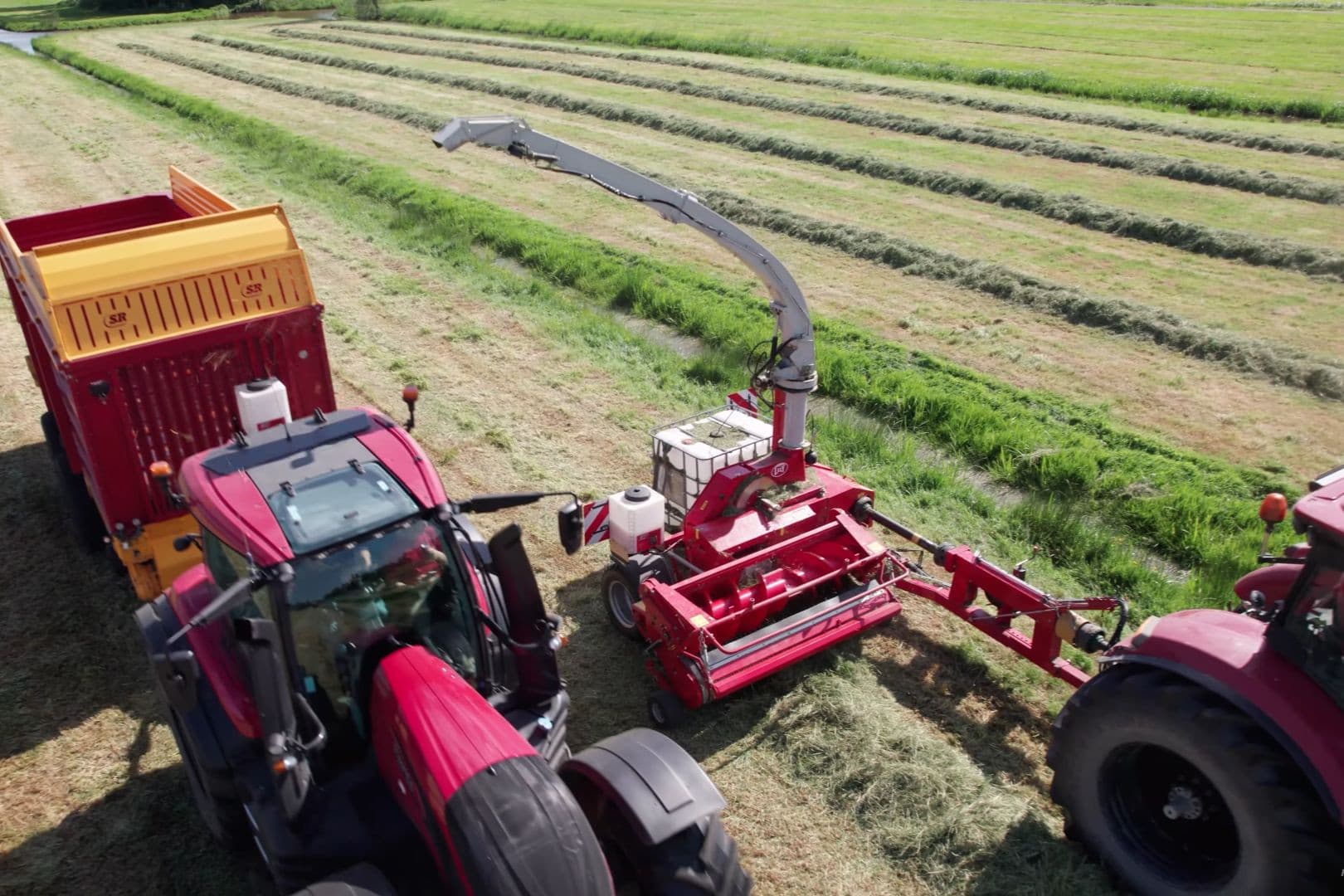 Loonbedrijf A. Koorevaar kocht vorig jaar een getrokken Lely Storm P300 profi hakselaar voor de grasoogst. De machine komt van een mechanisatiebedrijf in Groot-Brittannië en is nooit eerder gebruikt. – Foto’s: Loon- en verhuurbedrijf A. Koorevaar