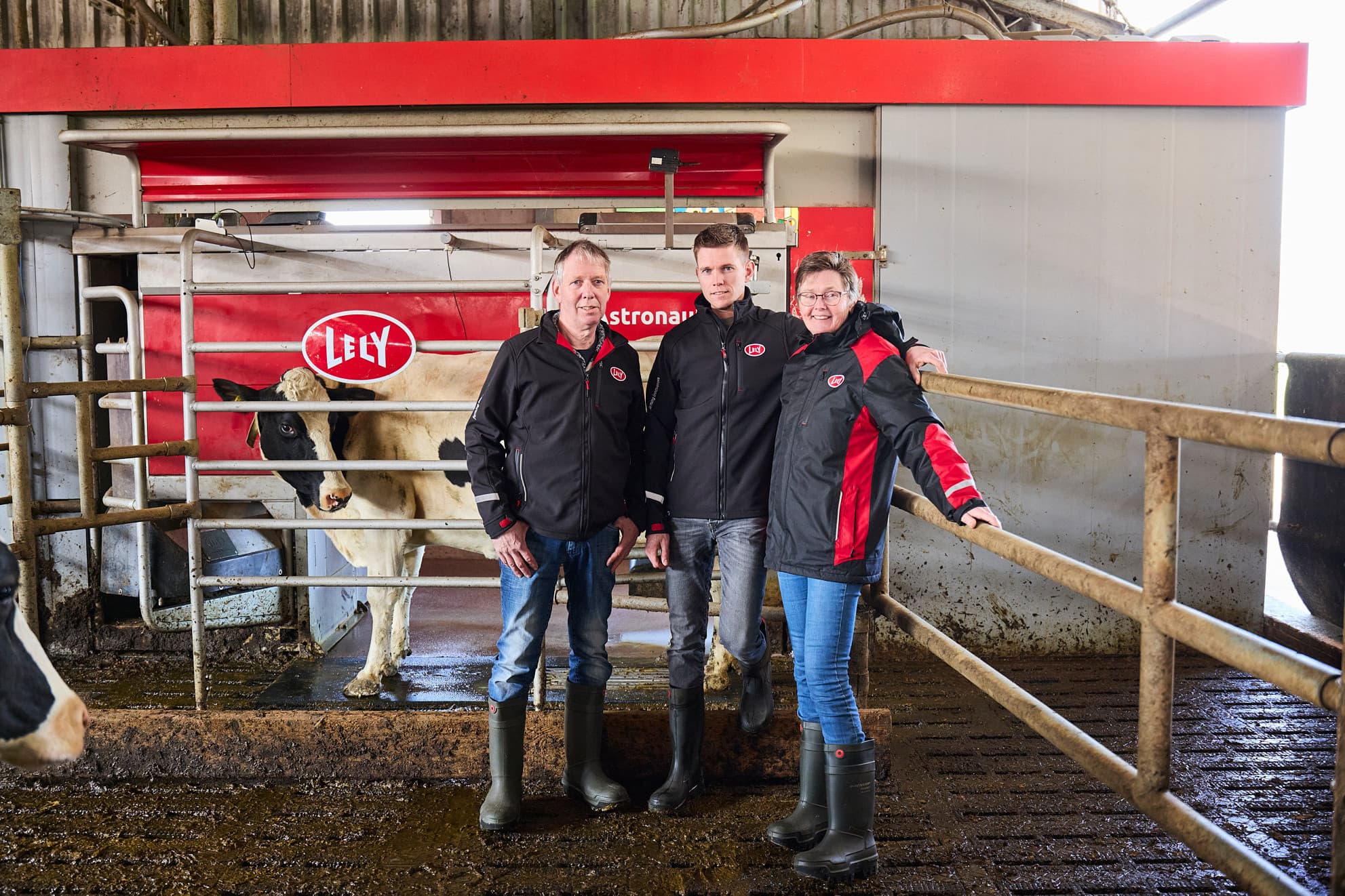 André (65), Edith (63) en zoon Gerben (30) melken hun 150 melkkoeien met drie Lely-melkrobots. Foto’s: Lely