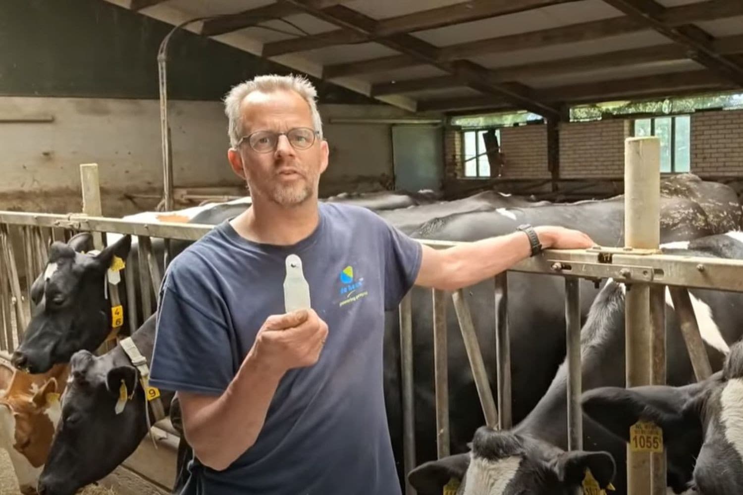 Boer Gerrit tijdens het opnemen van een vlog op zijn melkveebedrijf. Beeld: still uit YouTube-video van Boer Gerrit, met toestemming gebruikt