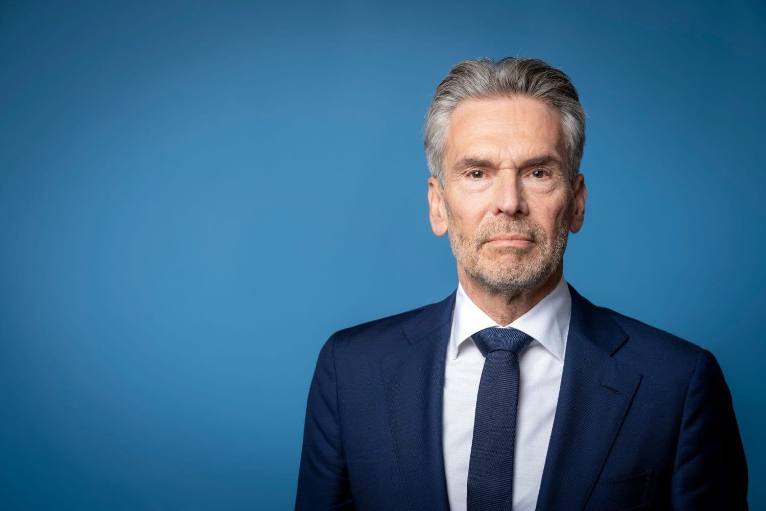Premier Dick Schoof onderschatte naar eigen zeggen de stikstofcrisis, maar loopt nu – net als zijn voorgangers – aan tegen de complexe realiteit. Foto: Rijksoverheid.nl/Martijn Beekman