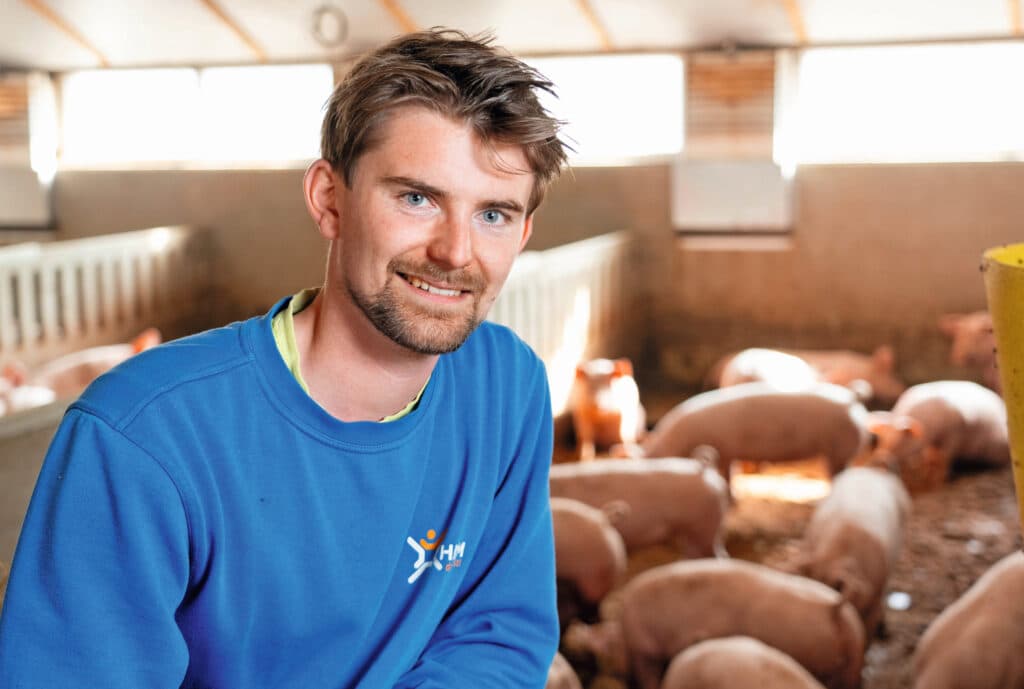 Tijs Holtkuile (26) is verantwoordelijk voor de varkens op het gemengde bedrijf met melkkoeien en vleesvarkens.