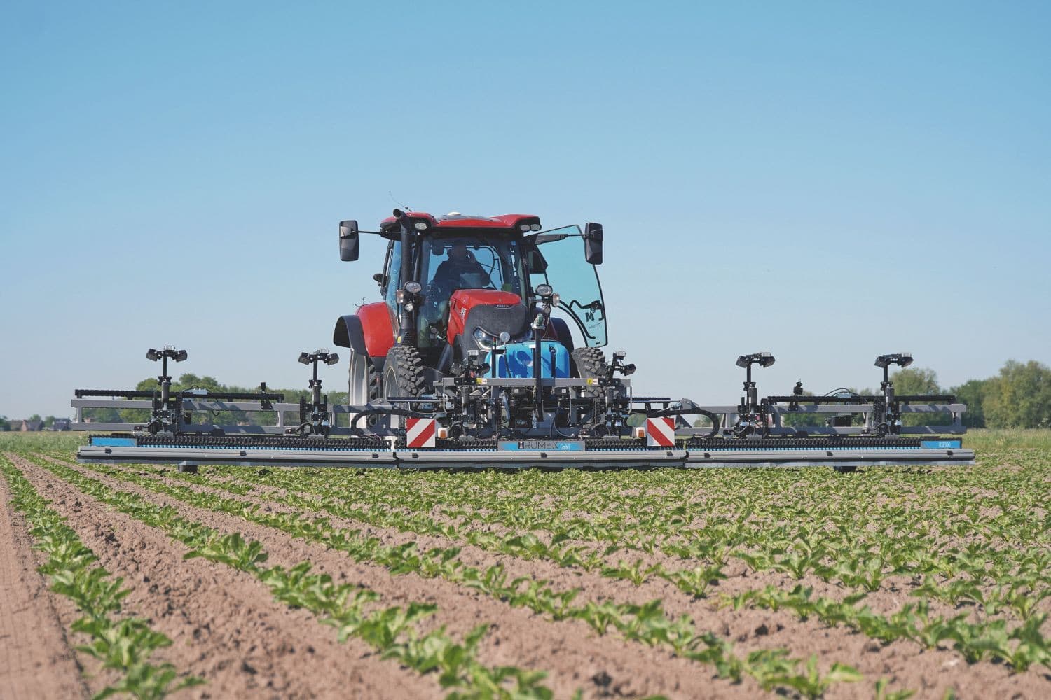 Dit is het eerste jaar dat de Rumex-spotsprayers aan het werk zijn in akkerbouwgewassen. In Nederland zijn dertien machines verkocht, die nu ook data verzamelen om de machine-algoritmes slimmer te maken. Foto’s: Lucas van de Weijer